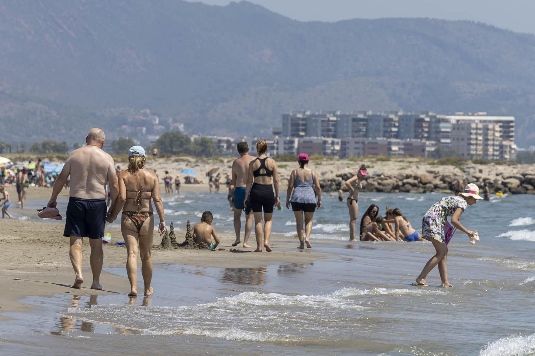 Los bañistas se refrescan en la ola de calor en Castellón