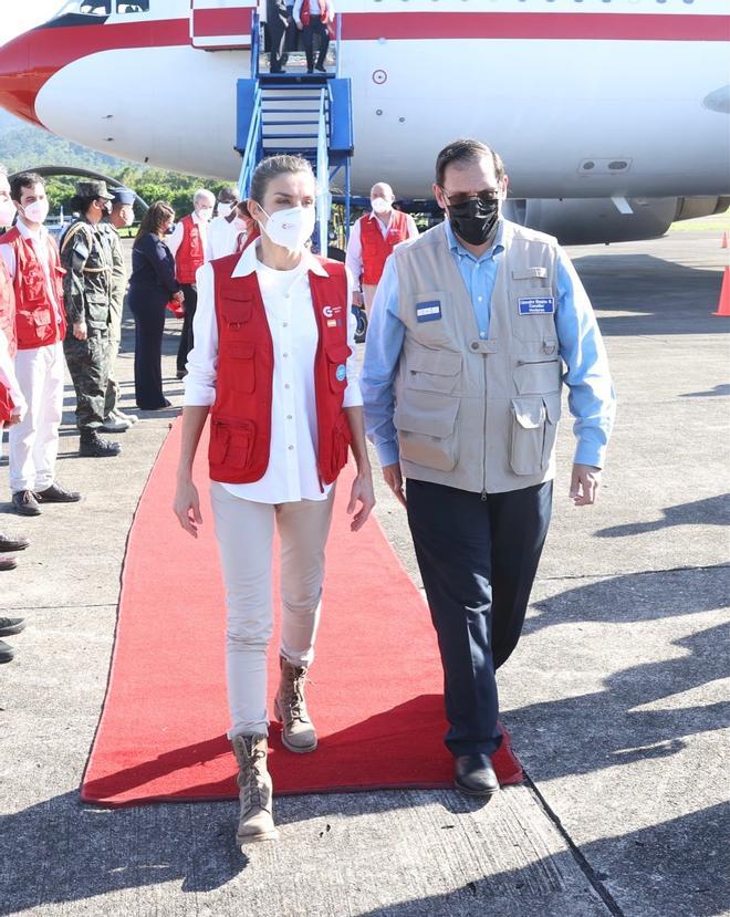 La reina Letizia con camisa blanca, pantalón beige y botas de montaña