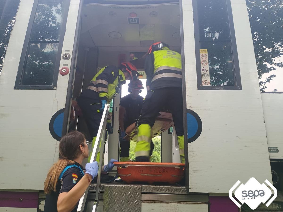 Un momento de la evacuación de la maquinista herida.