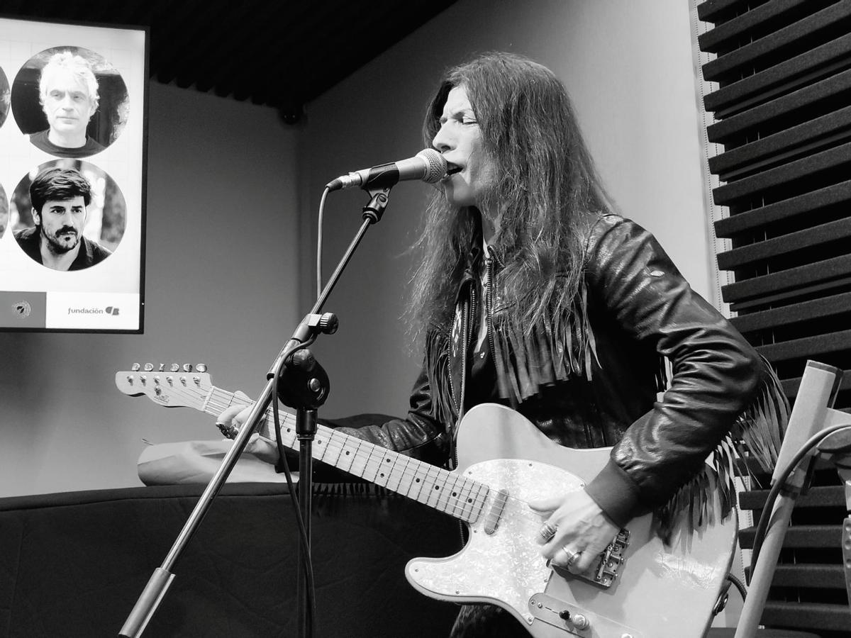 Susan Santos y su guitarra, en el salón de actos de Fundación CB de Montesinos 22.