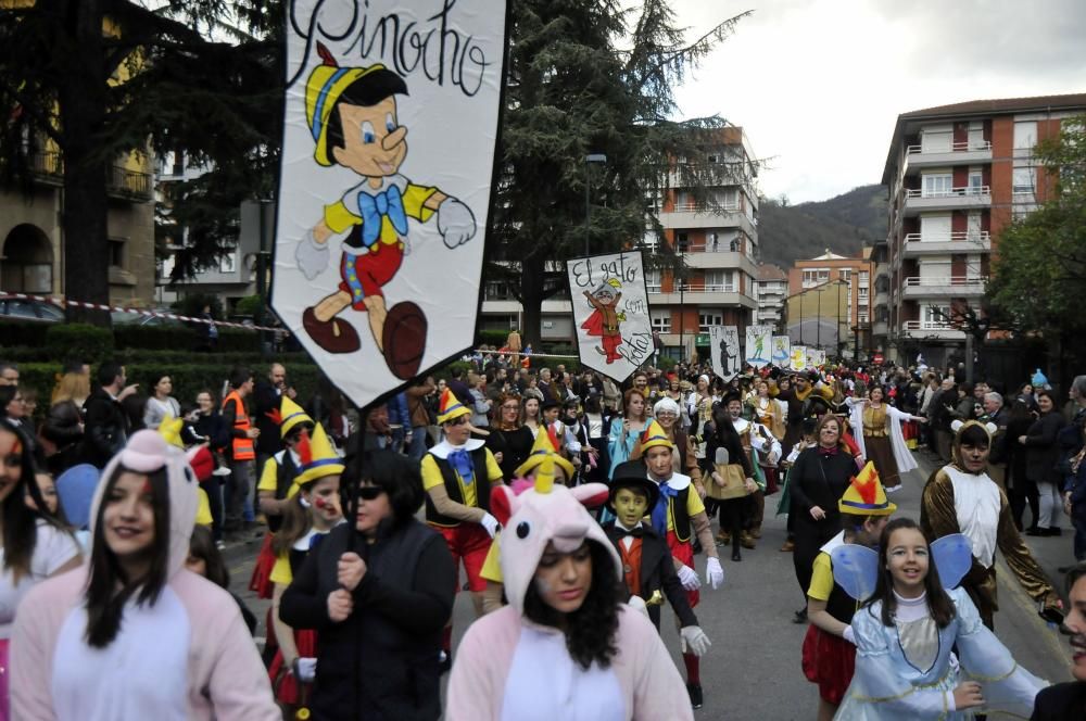 Participantes en el desfile del Antroxu en Pola de Lena.