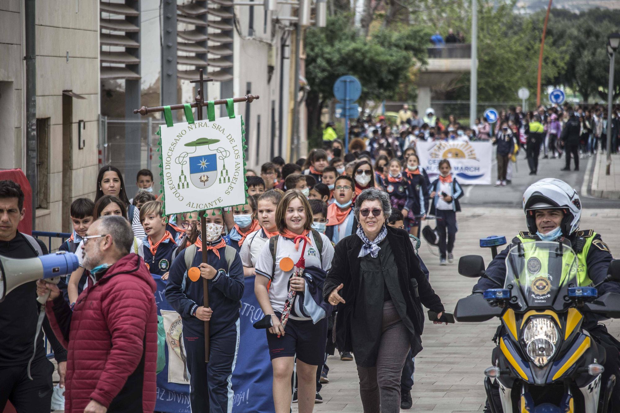 El obispo José Ignacio Munilla recibe a los niños en la Peregrina Escolar de Santa Faz