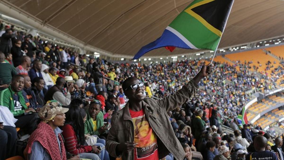 Cientos de personas asisten en el estadio FNB de Johannesburgo al funeral de Mandela.