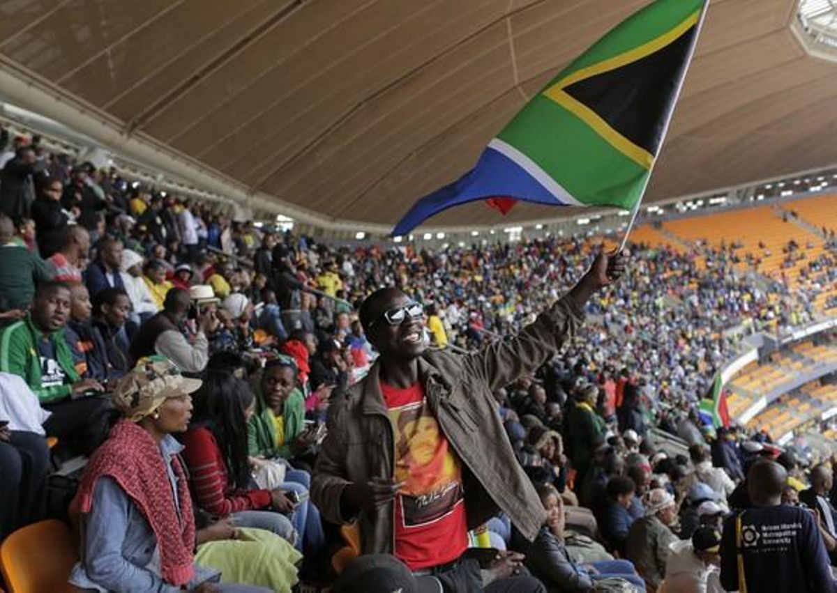 Centenars de persones assisteixen a l’estadi FNB de Johannesburg al funeral de Mandela.