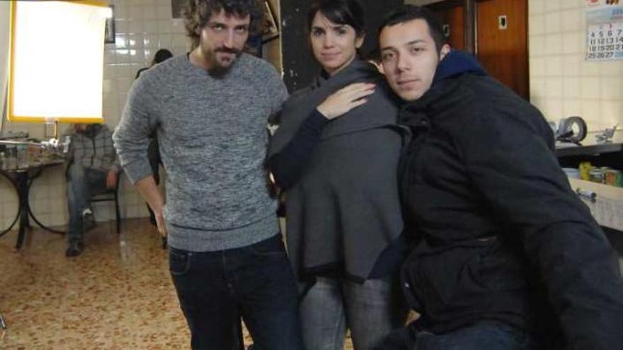 Pablo Castañón, Elena Furiase y el director ilicitano Álvaro P. Soler ayer durante el rodaje.