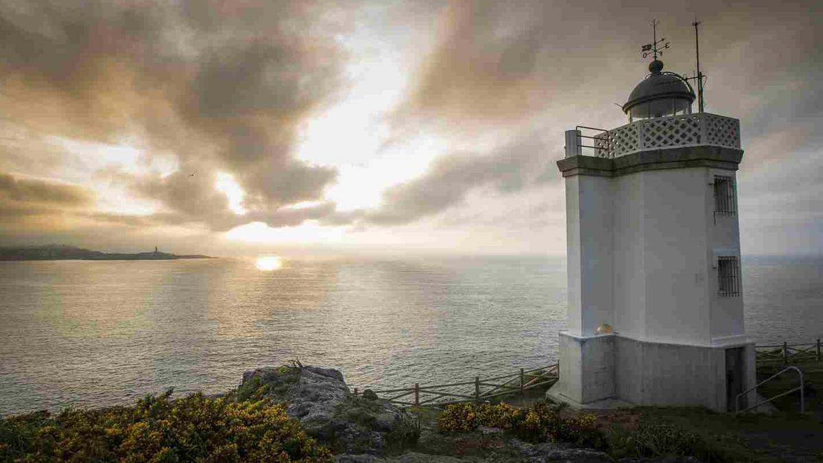 Un faro sobre un acantilado en el destino Starlight de las Mariñas coruñesas