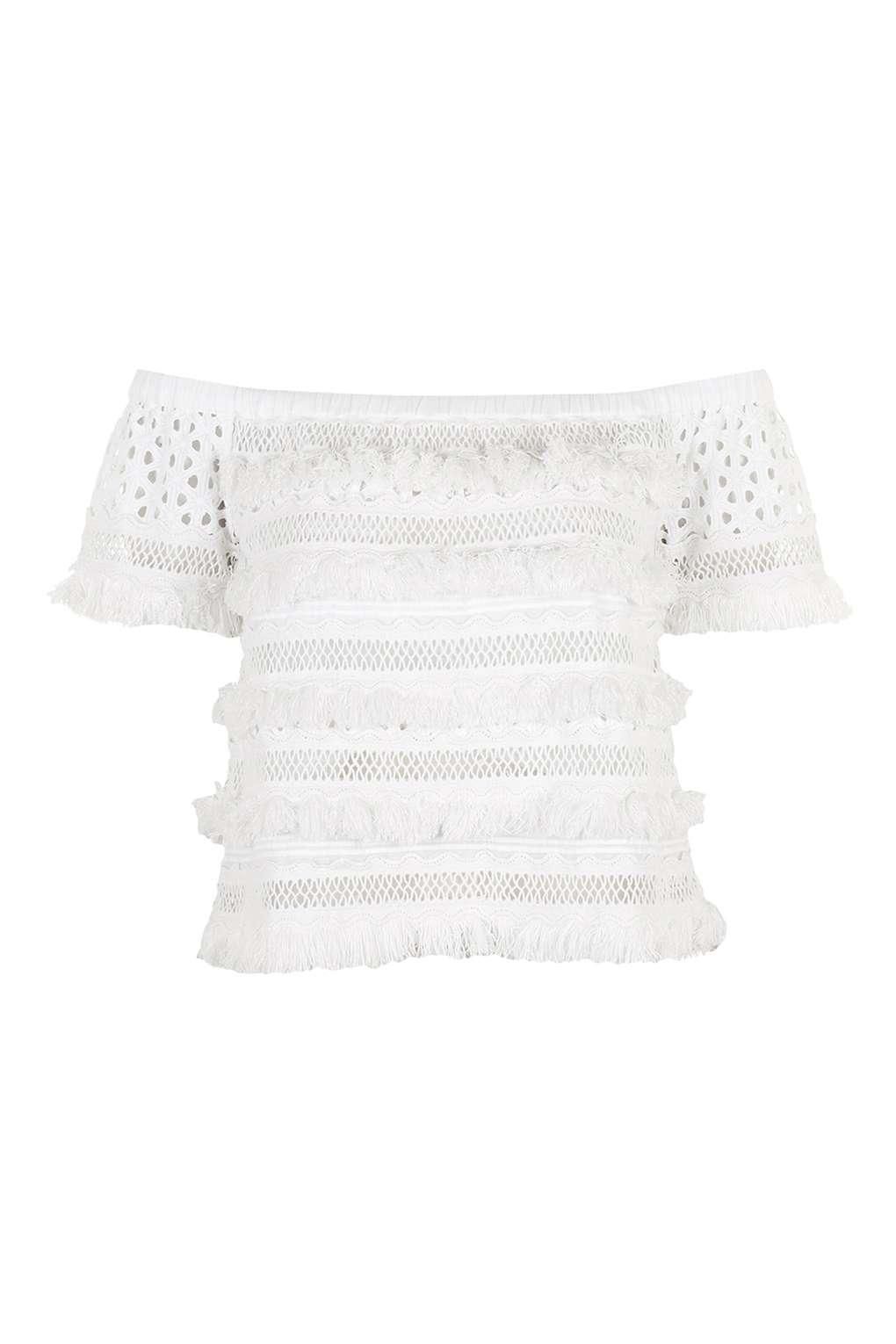 Tendencia bordados: top blanco con flecos