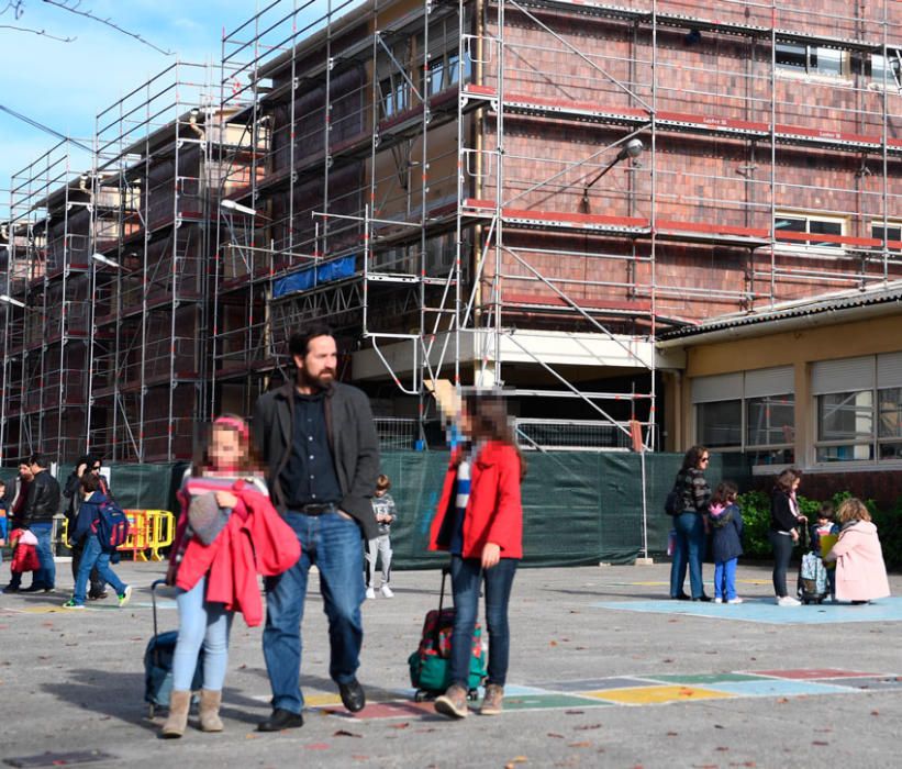 El Anpa del Ramón de la Sagra protesta por el andamio instalado a la entrada del centro