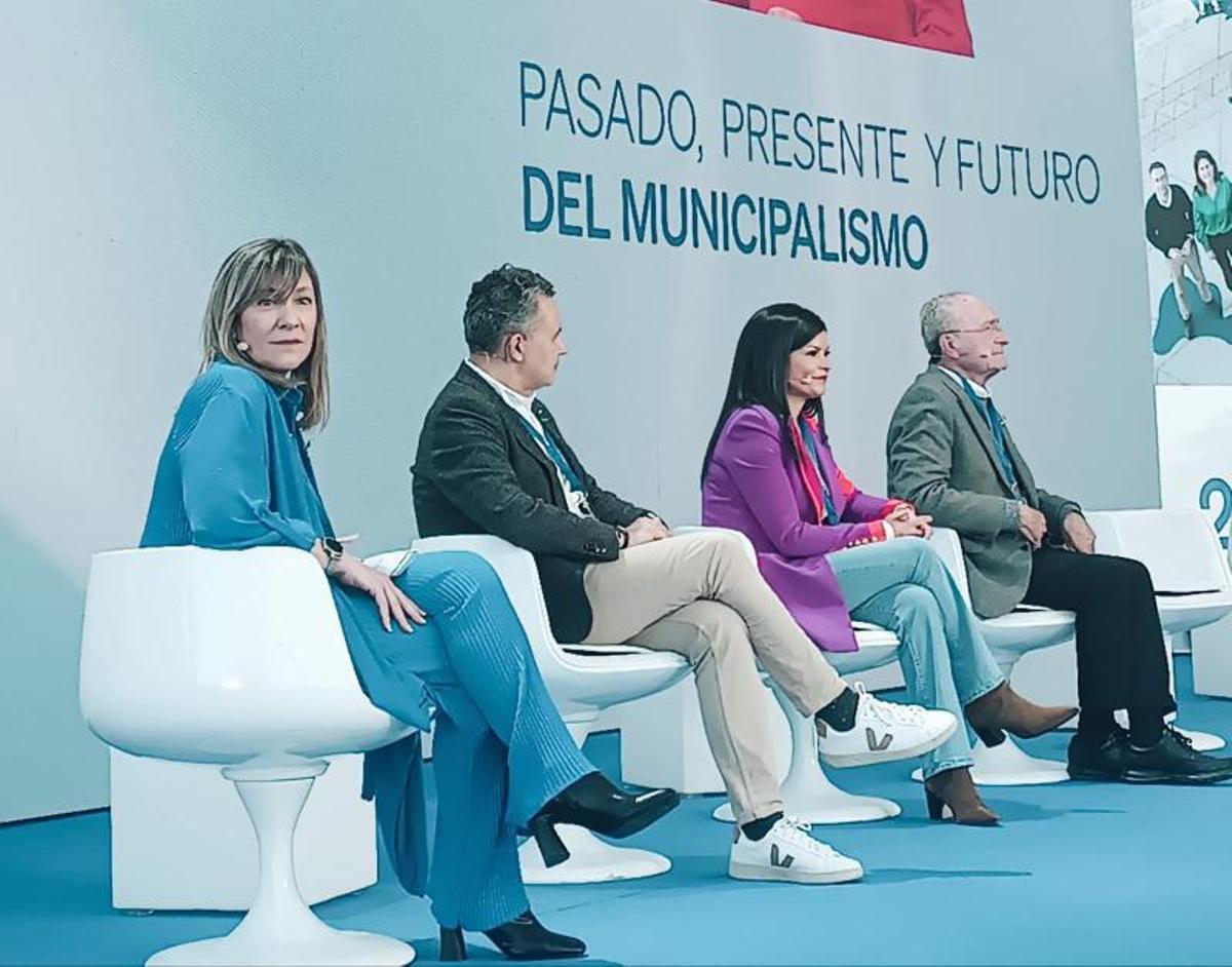 Esther Llamazares, la primera por la izquierda, en una de las mesas de la intermunicipal popular en Valencia.