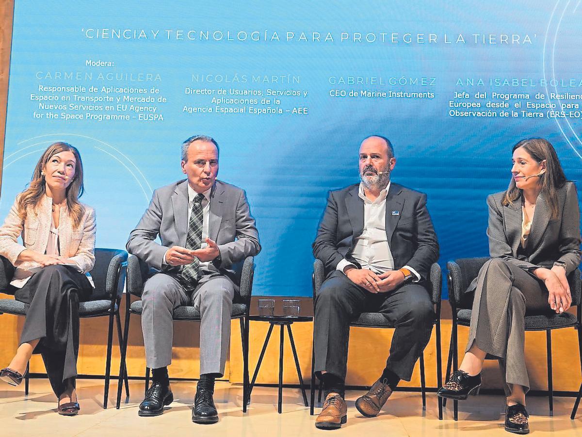 La moderadora Carmen Aguilera, responsable de aplicaciones de espacio en transporte y mercado de nuevos servicios en la EUSPA; Nicolás Martín, director de usuarios, servicios y aplicaciones de la AEE; Gabriel Gómez, CEO de Marine Instruments, y Ana Isabel Bolea, jefa del programa de resiliencia europea desde el Espacio para la Observación.
