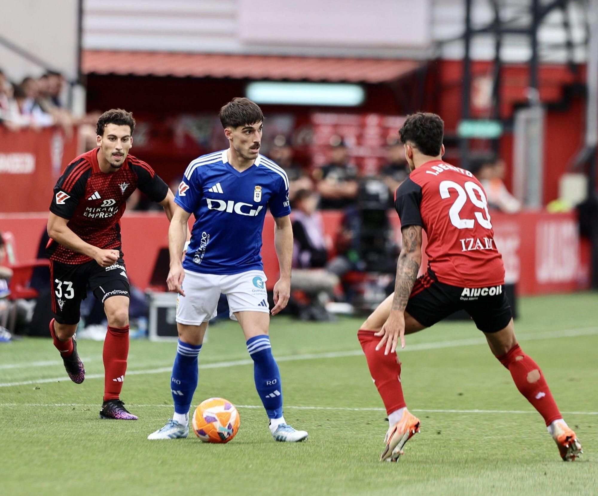EN IMÁGENES: Ambientazo en el primer partido de la final por el ascenso a Primero entre Mirandés y Real Oviedo