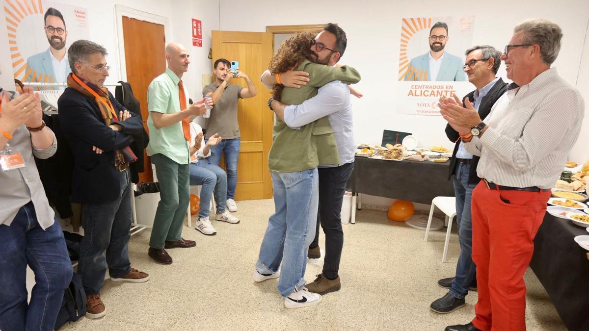 El abrazo del número 1 de la lista de Ciudadanos por Alicante, Adrián Santos Pérez, y de la número 2, Lourdes Tárraga