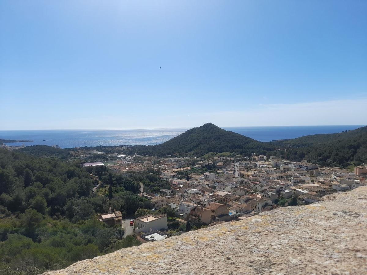 Von der Burg aus kann man bis nach Menorca hinüberschauen