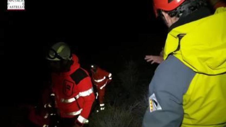 Los bomberos acompañaron al hombre toda la noche.