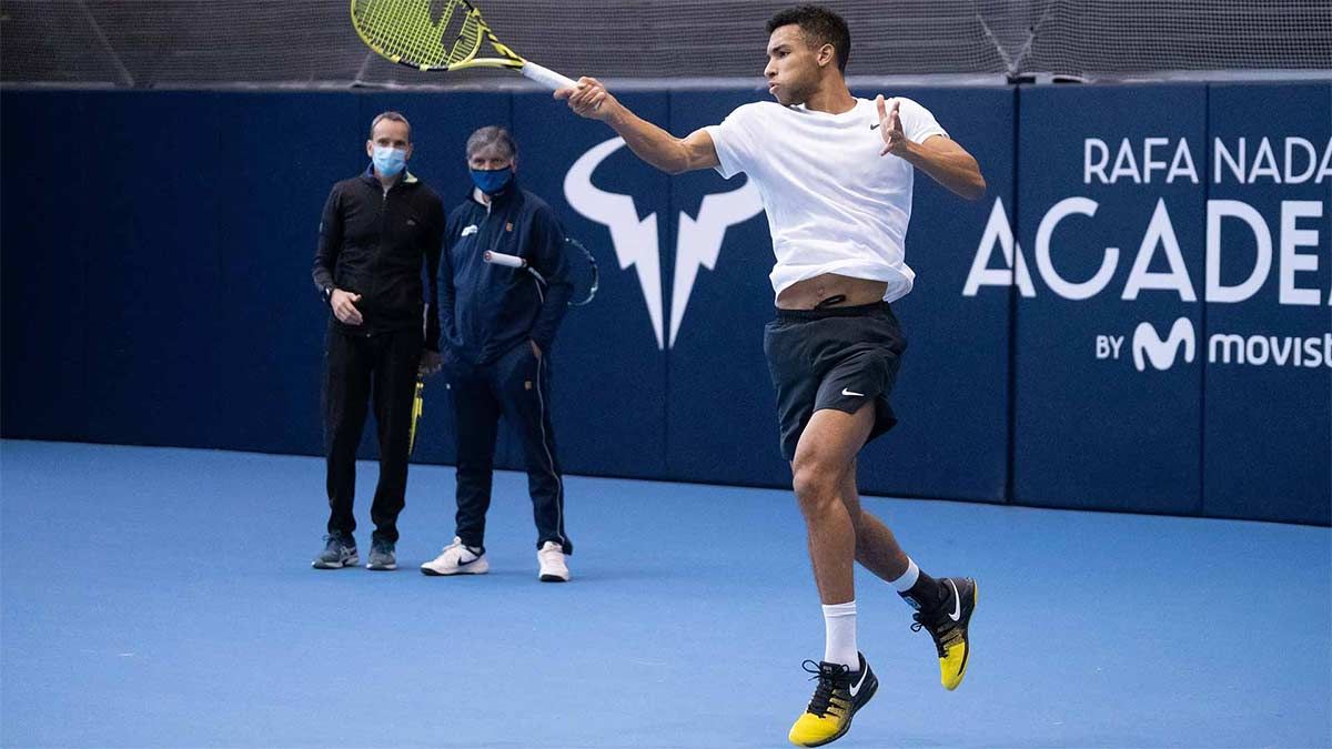 Toni  supervisando un entrenamiento de Auger-Aliassime en Manacor