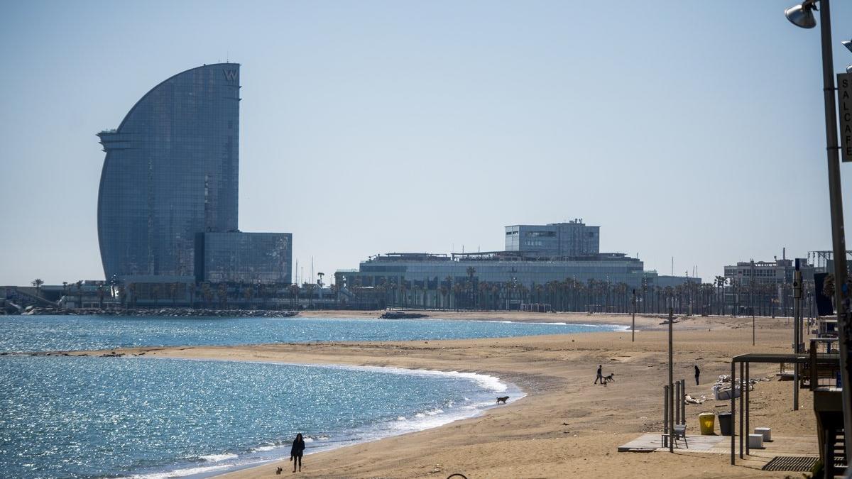 Playa de la Barceloneta en un día soleado.