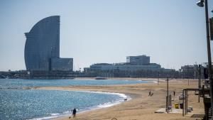 Playa de la Barceloneta en un día soleado.