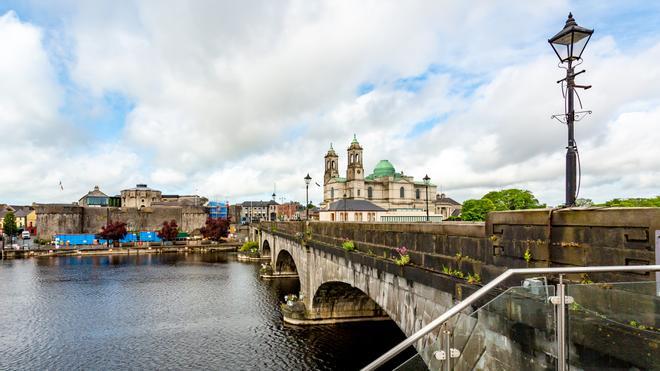 A tan solo dos horas en tren de Dublín, Athlone se presenta como una pintoresca ciudad medieval,