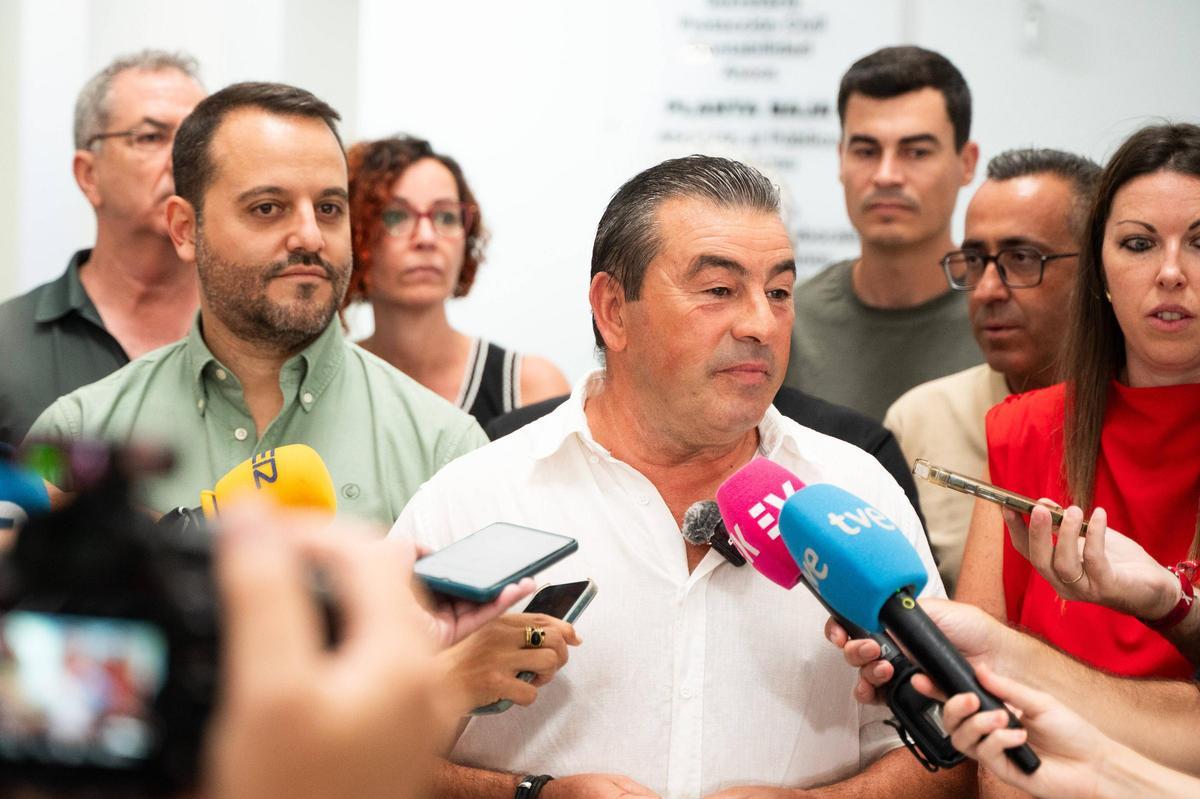 Juan Antonio Díaz, alcalde de Almaraz, atiende a los medios este viernes.