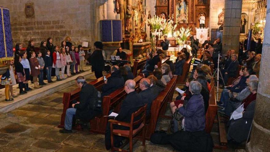Varias corales ofrecieron anoche un concierto de música sacra en la excolegiata. // Gonzalo Núñez