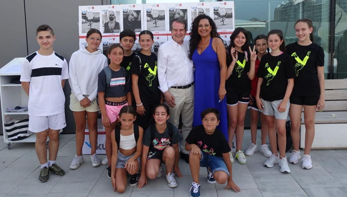 Caballero, junto a jóvenes bailarines y la creadora del VIKUL, Marta Díaz Almeida.