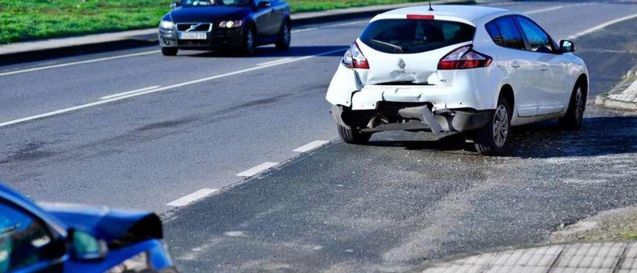 Accidente por alcance en la N-525 en Prado | Un accidente tuvo lugar en la mañana de ayer cuando dos vehículos que circulaban en dirección Santiago por la N-525 a su paso por la parroquia lalinense de Prado, tuvieron un choque por alcance. El incidente fue a las 11.30 horas, cuando el primer turismo implicado, un Renault Megane, con un solo ocupante en su interior, se disponía a abandonar la vía, el vehículo de atrás, un Audi A5, en el que circulaban una pareja y un bebé, colisionaron por detrás con el primer coche. No fue necesario que se personara ni Tráfico ni servicios médicos para atender a los ocupantes.