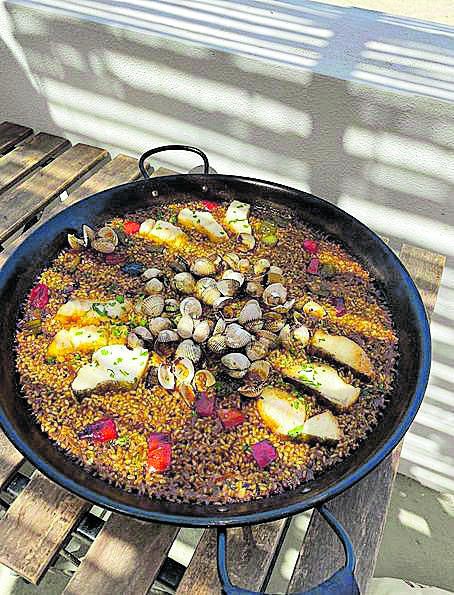 sí luce la paella de bacalao y berberechos del restaurante La Santa.