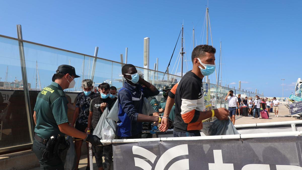 Traslado de los migrantes llegados en patera a Formentera hasta Ibiza