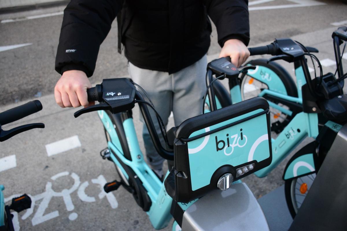 Un usuario deja una Bizi en una de las estaciones de Zaragoza.