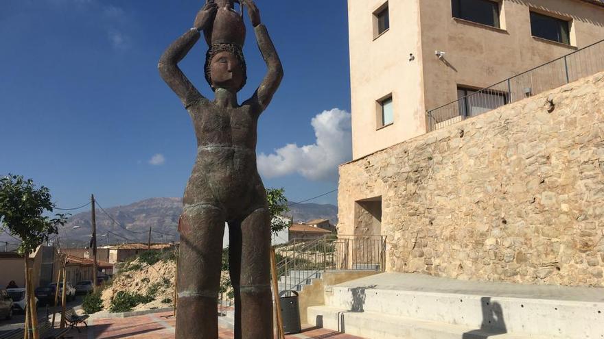 La enorme escultura dedicada a las «peonas» en Agost.