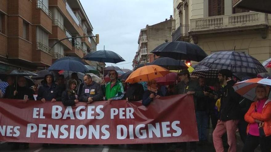 Unes 400 persones es manifesten a Manresa a favor d&#039;unes pensions dignes