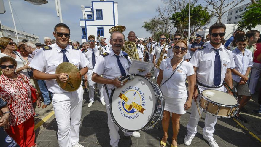 Varios miembros de la Banda de Agaete durante la procesión de la fiesta de Las Nieves en Agaete.