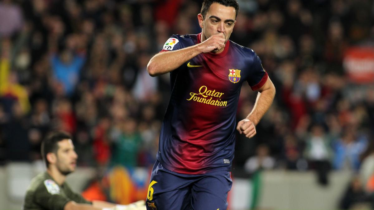 Xavi Hernández celebra un gol marcado a Kiko Casilla en el Camp Nou la temporada 2012/2013