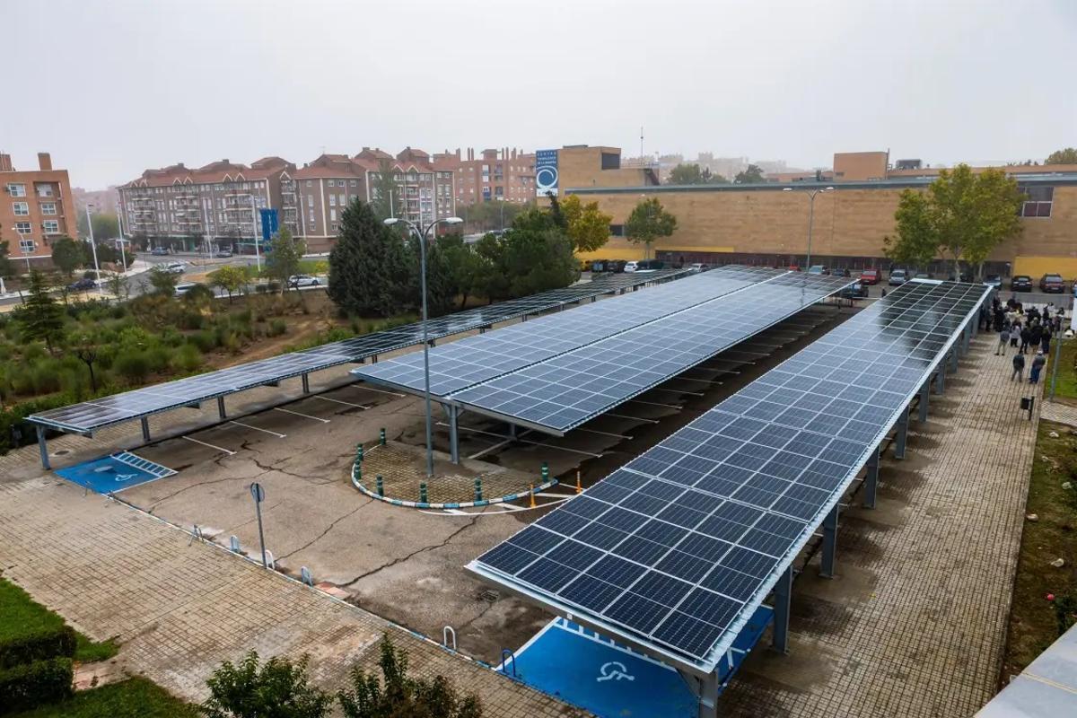Instalación fotovoltaica en el parking de una empresa.
