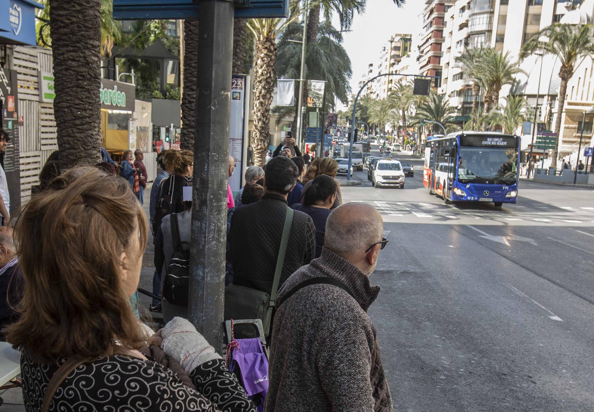 Decenas de personas esperan en las paradas de las líneas 21, 23 y 24 a un transporte en servicios mínimos que pasa cada 60 minutos