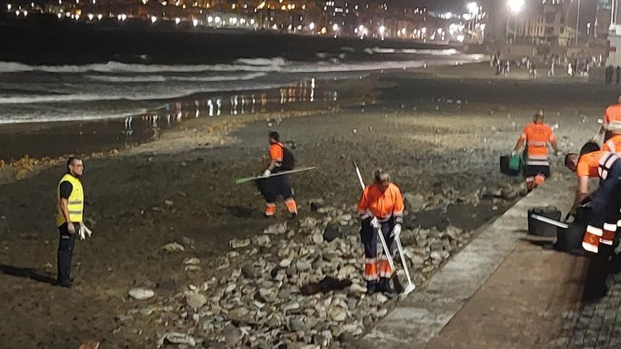 60.000 personas y 4.450 kilos de basura: el balance de la Noche de San Juan en Las Canteras