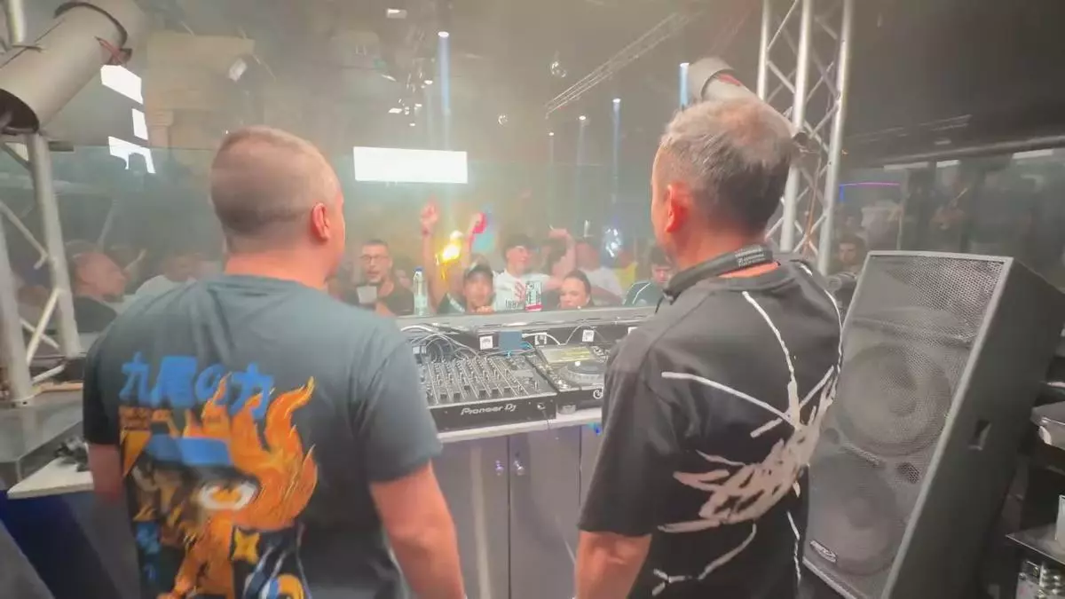 Así fue la histórica sesión de DJ Frank en el 33 aniversario de Coliseum: "El público respondió a cada mezcla como si llevara años esperando ese momento"