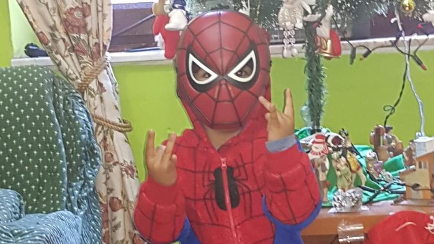 Thiago Leonel Guamán disfrazado de Spiderman.