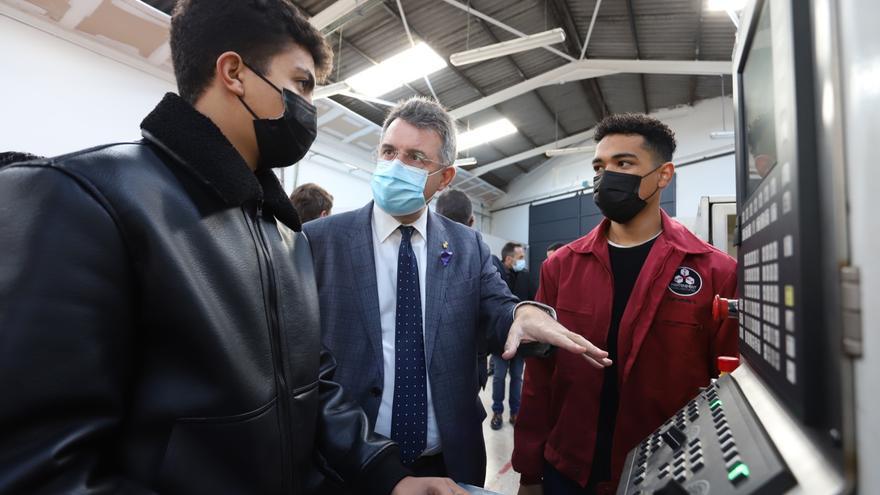 El president Miquel Noguer visita l’escola taller de la Fundació dels Oficis a Figueres