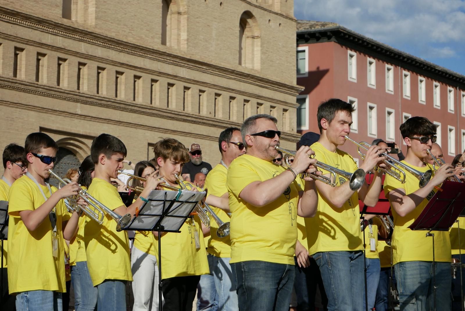 Más de 230 instrumentistas de metal tocan en la plaza del Pilar