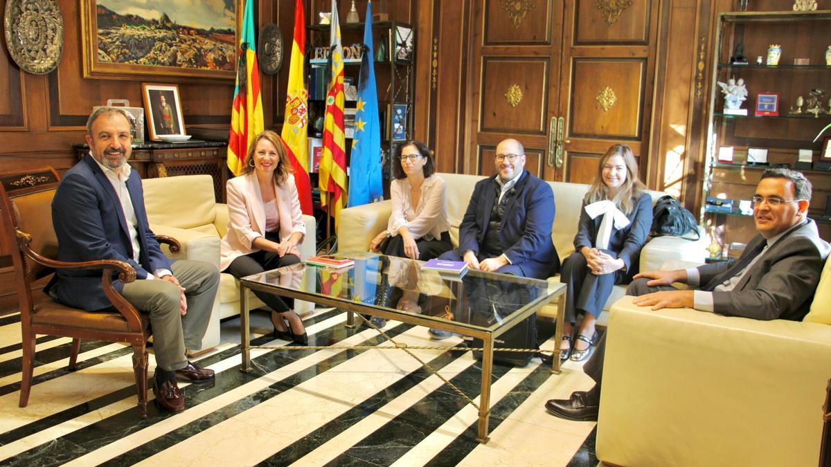 Carrasco en la reunión con los inversores italianos y el concejal de Economía.