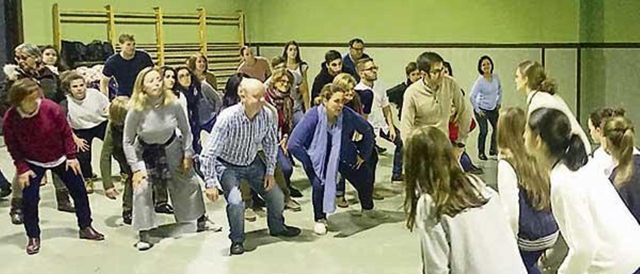 Actrices y actores del musical, durante uno de los últimos ensayos.  // Cedida