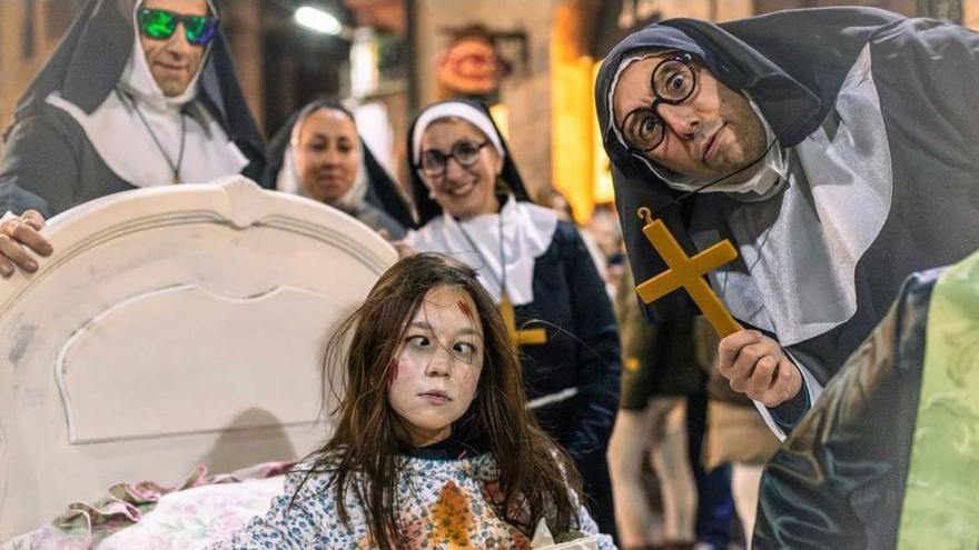 Los ganadores del premio popular, con el disfraz de El Exorcista.