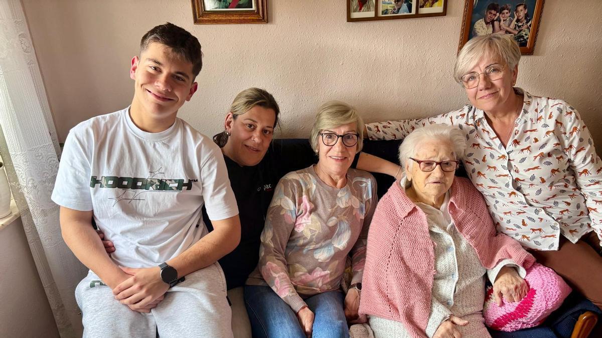 Josefa Cabello, de 107 años, rodeada de tres generaciones de su familia, por la izquierda su bisnieto Izan, su nieta Fátima, y sus hijas Toñi y Pepi