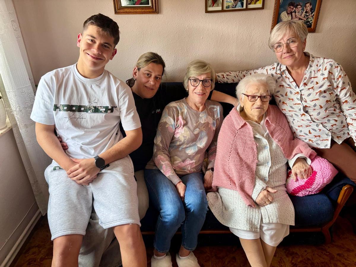 Josefa Cabello, de 107 años, rodeada de tres generaciones de su familia, por la izquierda su bisnieto Izan, su nieta Fátima, y sus hijas Toñi y Pepi