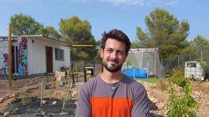 Emilio (28 anys) viu en un contenidor de 14 metres quadrats i gasta només 20 euros al mes: Mha calgut aprendre de tot