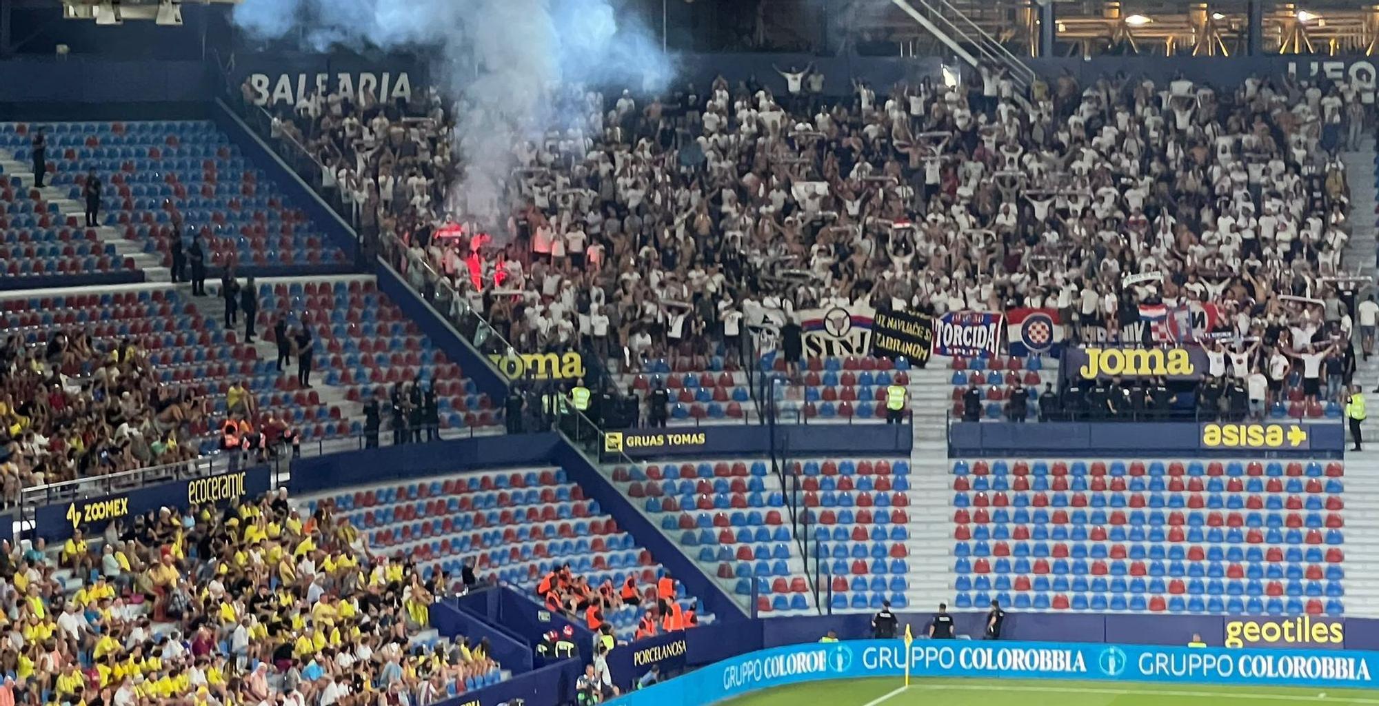 La afición del Hajduk, con bengalas en el Ciutat de València.