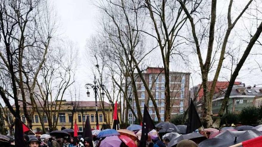 Manifestantes ayer por la tarde en el parque Dolores Fernández Duro de La Felguera.