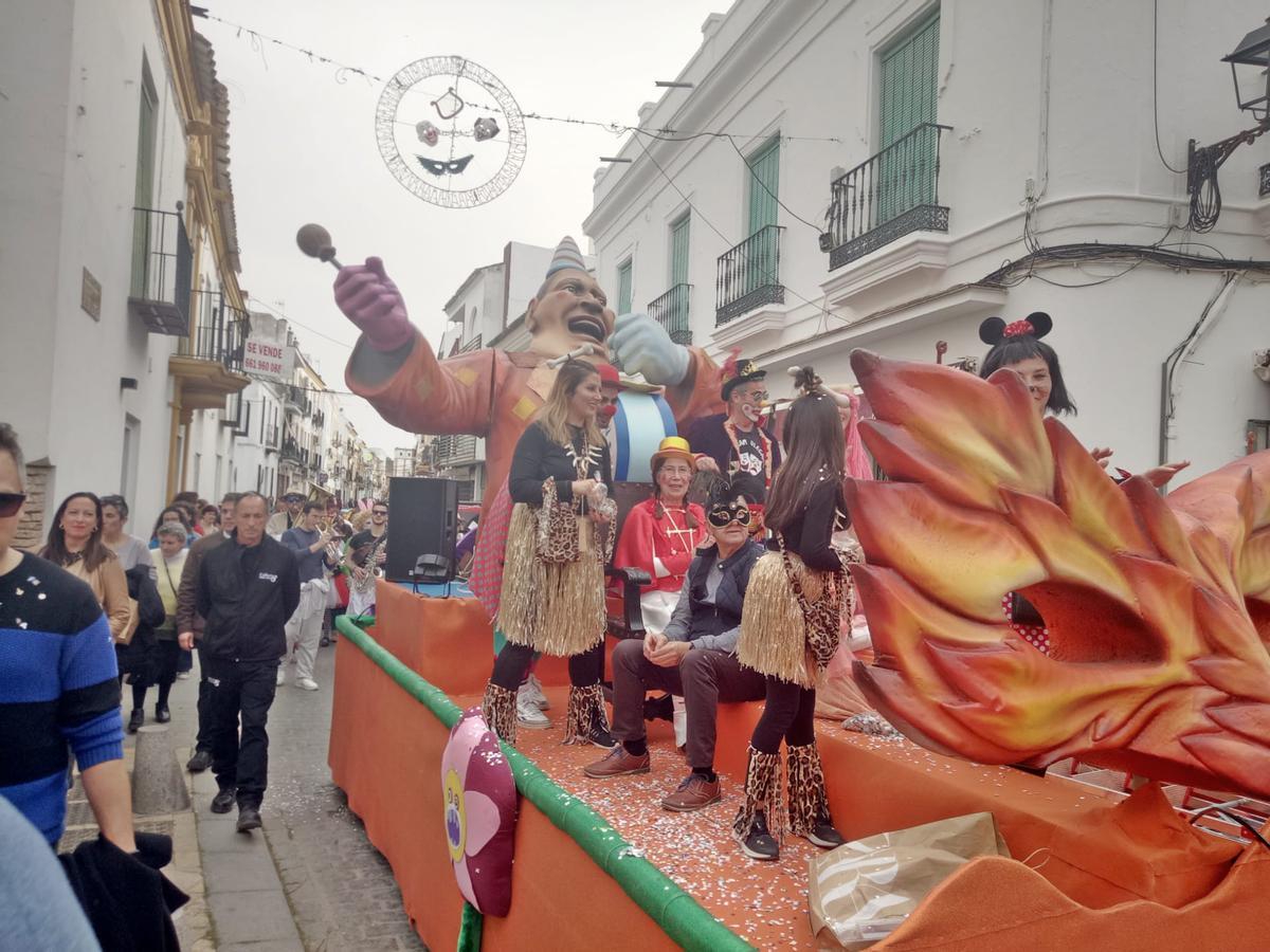 La pregonera del Carnaval de Palma desfilando en carroza en el pasacalles.