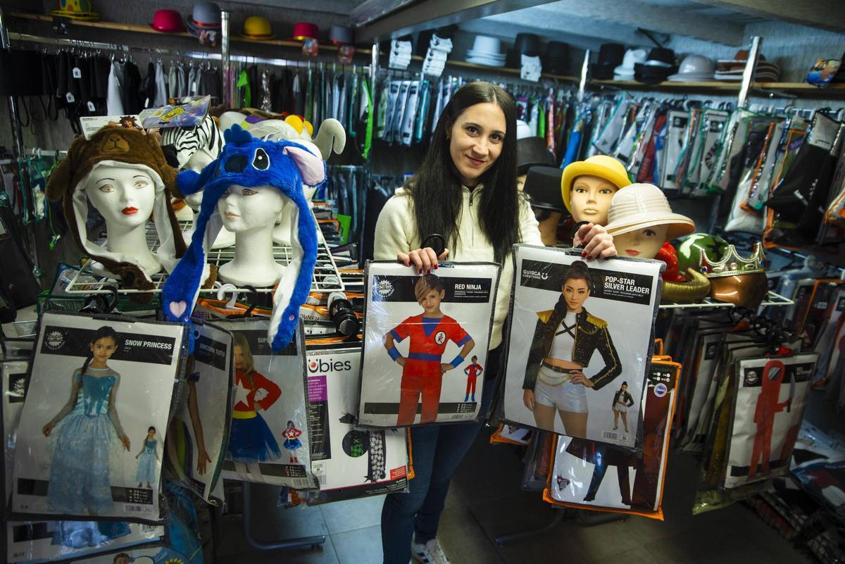 Sandra Muñoz, responsable de La Traca, mostrant dues les disfresses més buscades aquest Carnaval